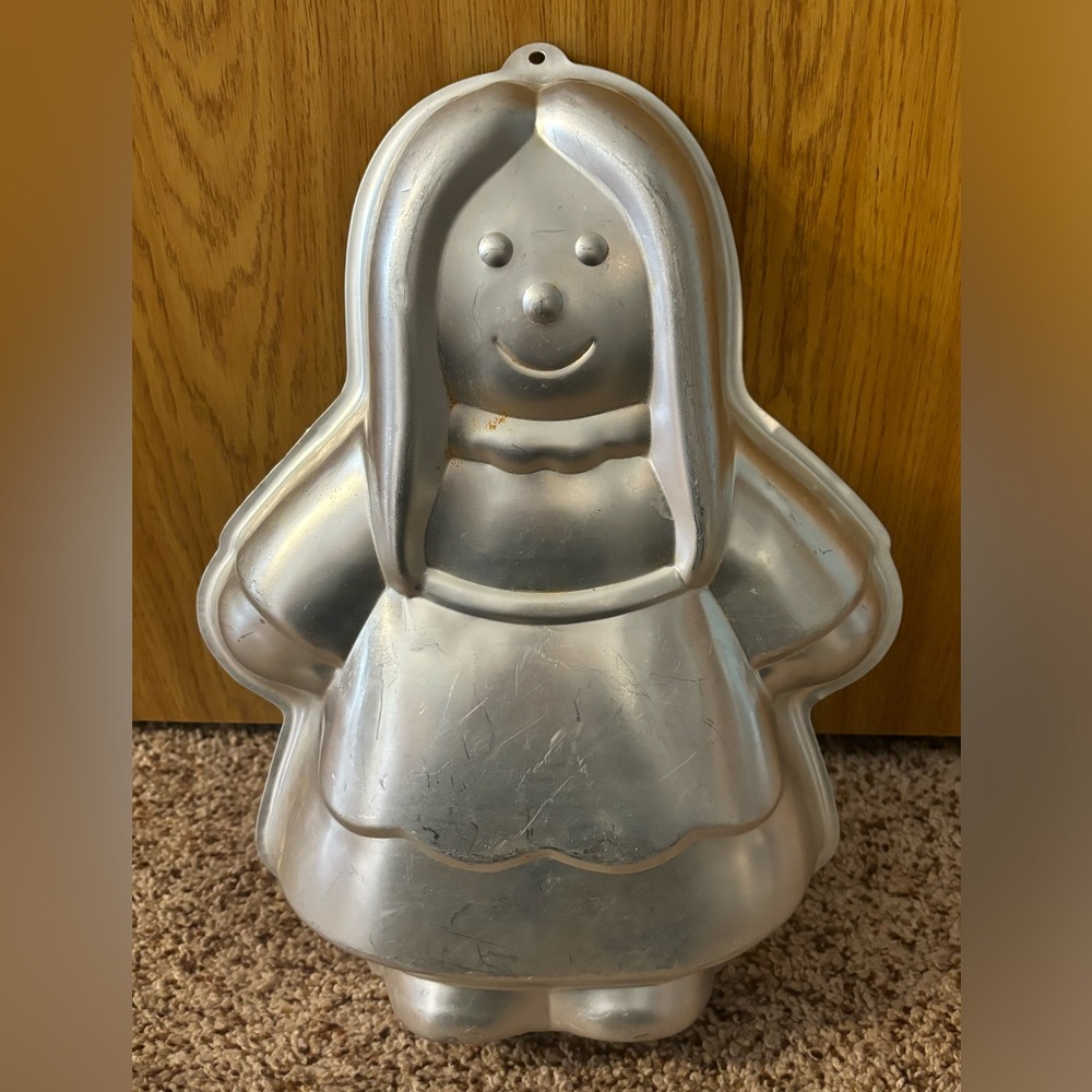 Little girl baking mold